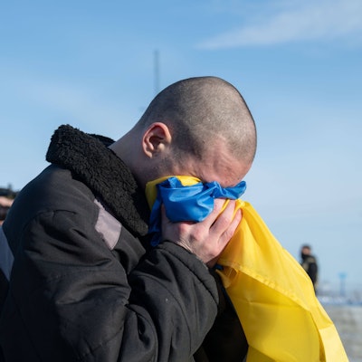 Ein ukrainischer Soldat weint in die Flagge seines Landes nach seiner Rückkehr aus russischer Kriegsgefangenschaft. (Archivbild)