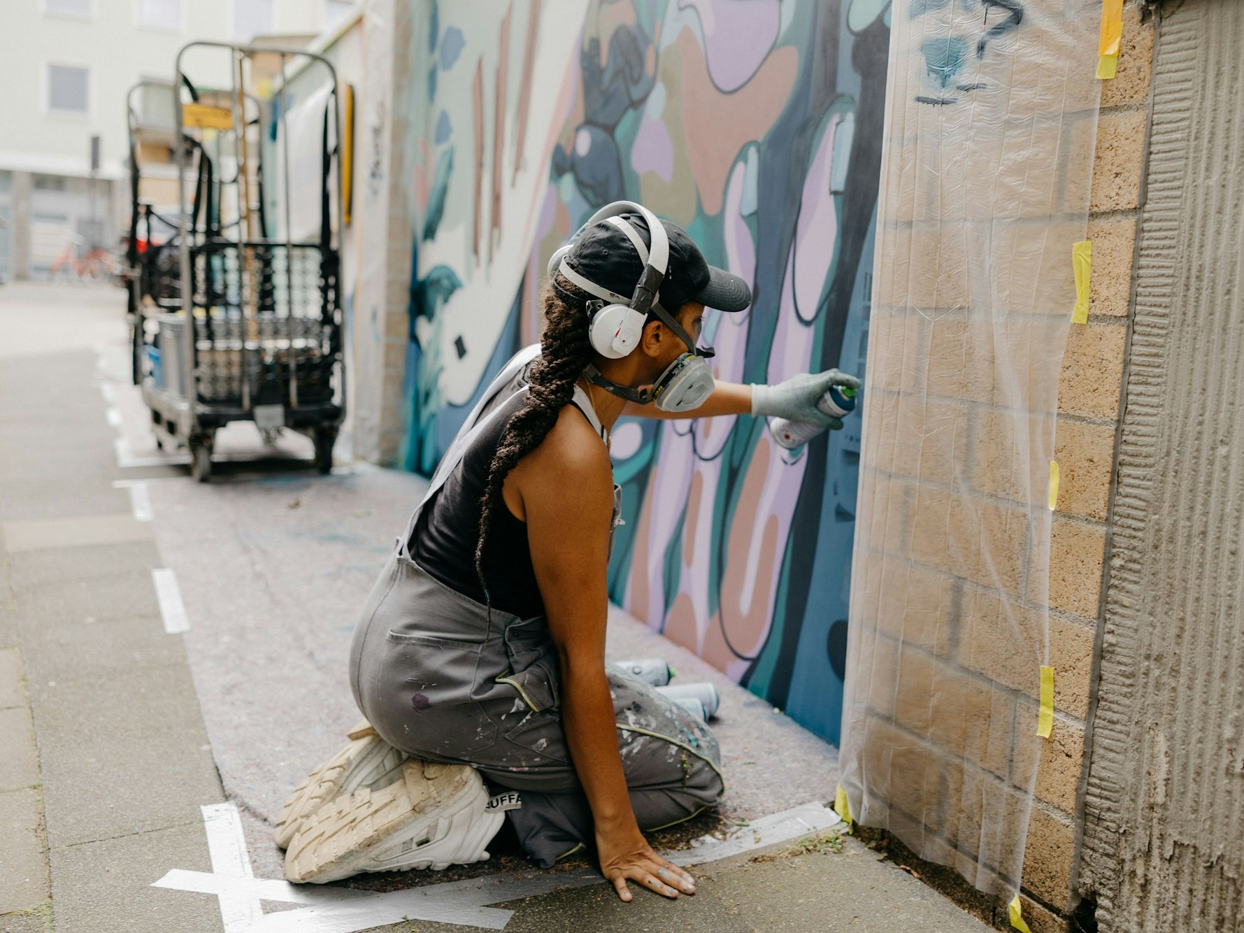 Künstlerin Lilee Imperator bei der Arbeit