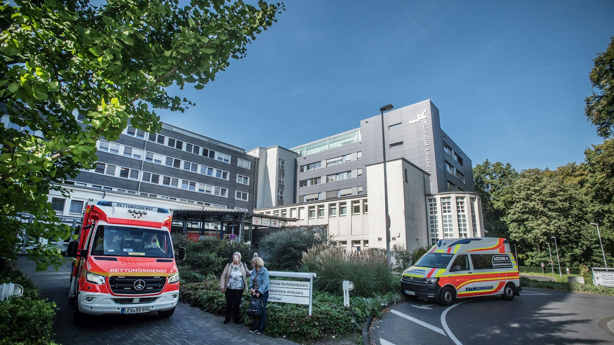 Gebäude Zentralambulanz, ZA, Hubschrauberstation, Landeplattform für Hubschrauber auf dem Gebäude mit der Aufschrift.