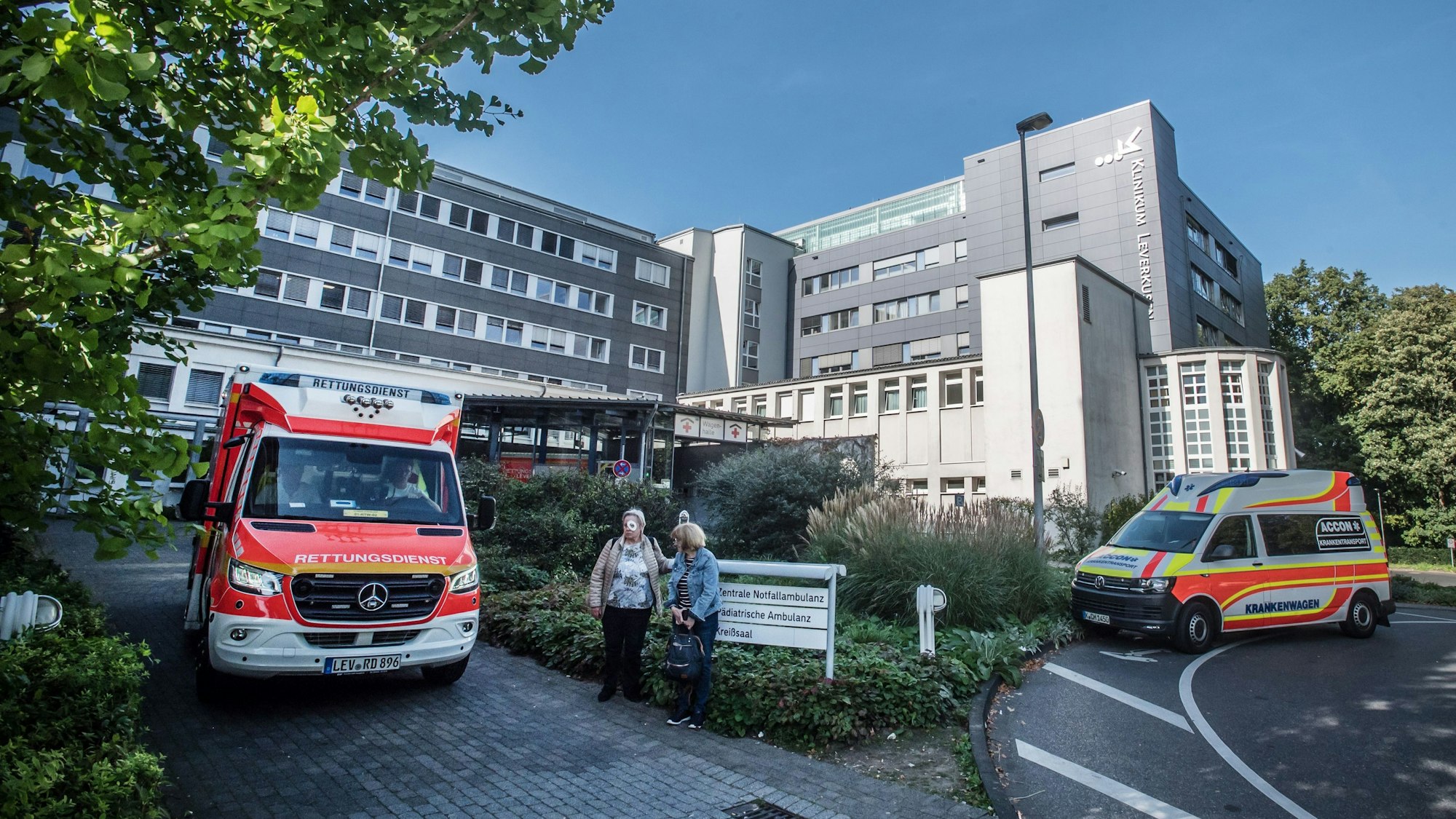 Gebäude Zentralambulanz, ZA, Hubschrauberstation, Landeplattform für Hubschrauber auf dem Gebäude mit der Aufschrift. Foto: Ralf Krieger