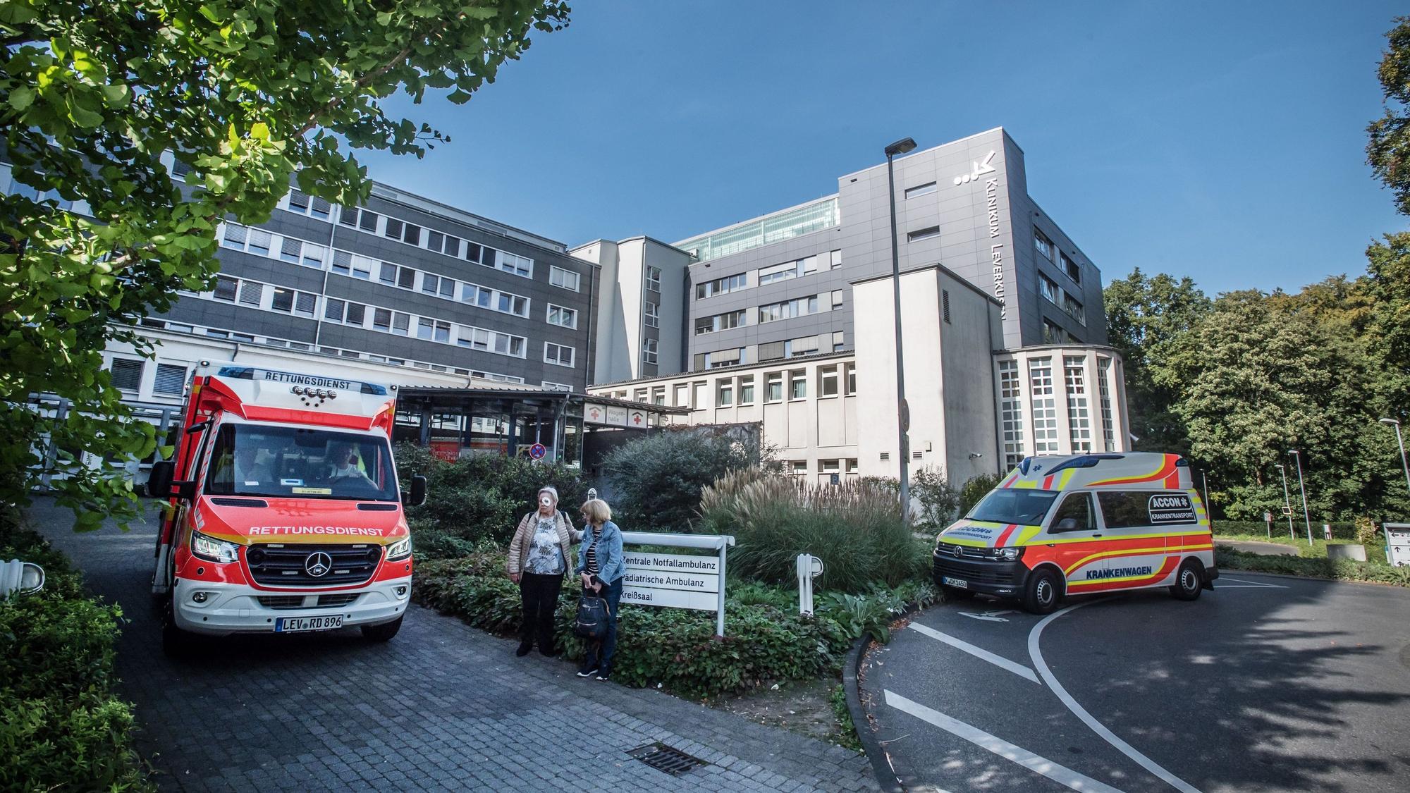 Die Zentralambulanz des Klinikums mit Krankenwagen.