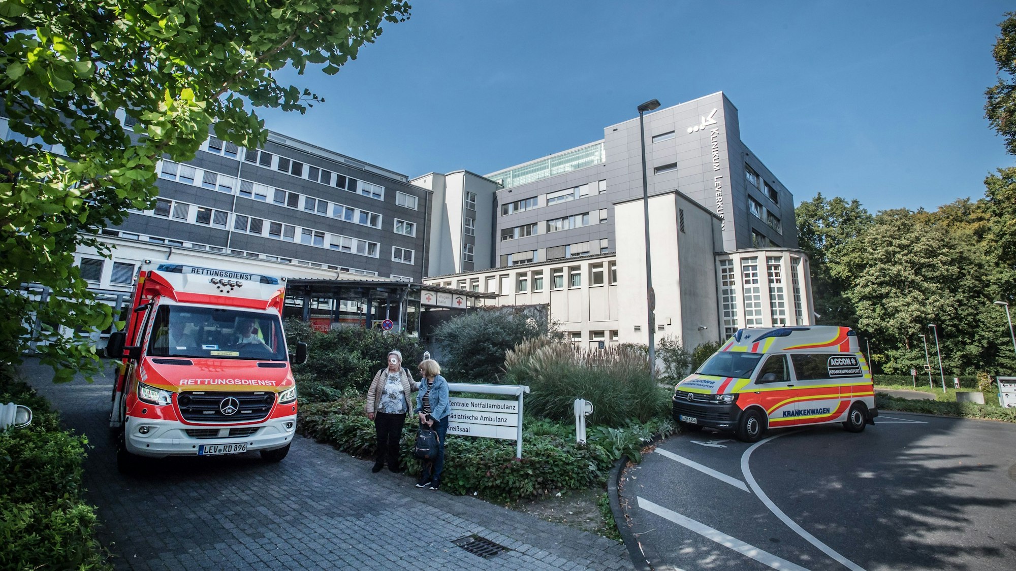 Die Zentralambulanz des Klinikums mit Krankenwagen.