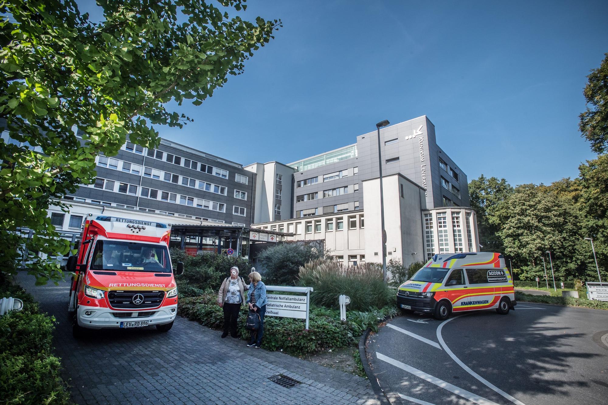 Gebäude Zentralambulanz, ZA, Hubschrauberstation, Landeplattform für Hubschrauber auf dem Gebäude mit der Aufschrift. Foto: Ralf Krieger