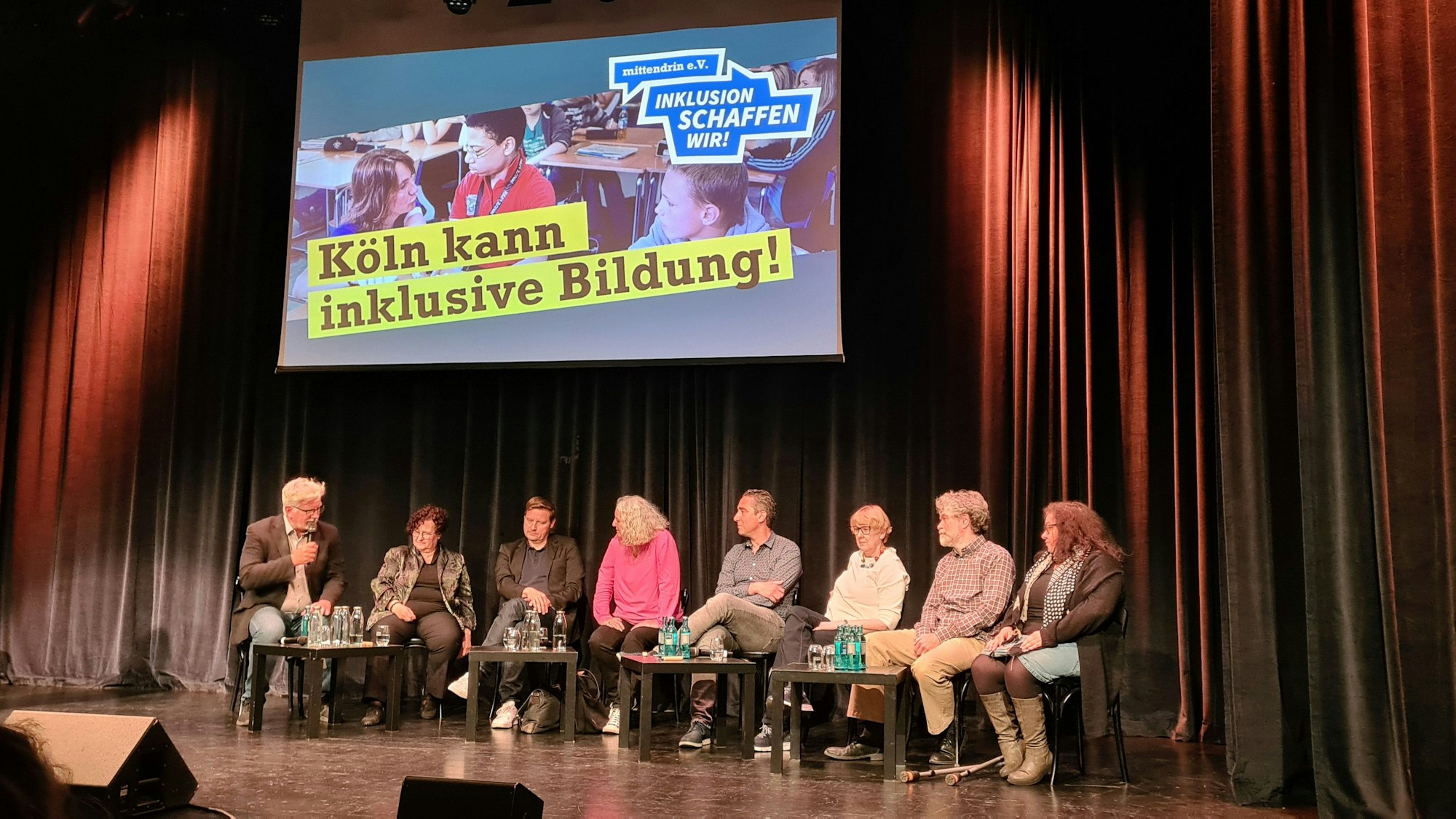 Mitglieder der Parteien des Kölner Stadtrates diskutieren auf der Bühne des Comedia-Theaters über inklusive Bildung in Köln.