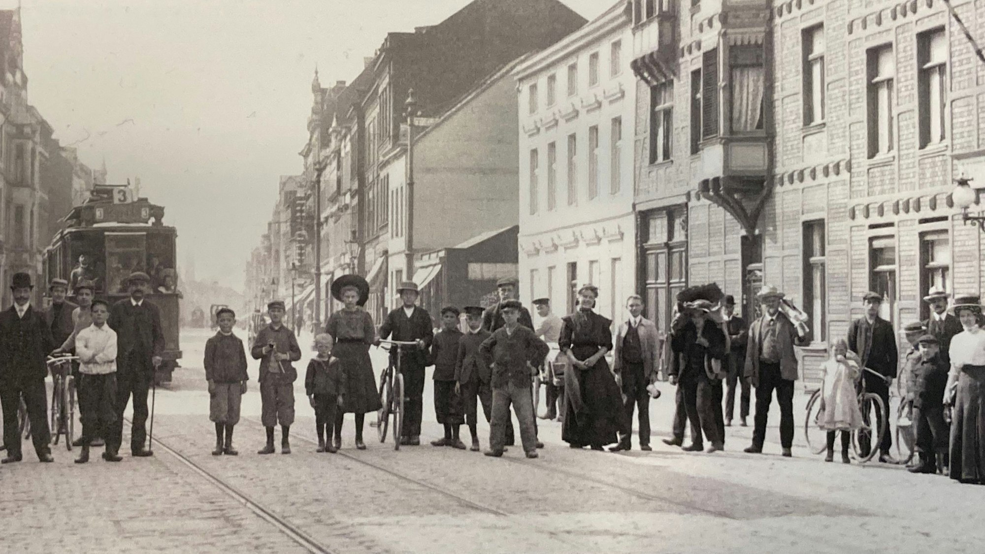 Dieses Gruppenbild entstand 1909 auf der Venloer Straße in Höhe der Fuchsstraße. Repro: Rösgen