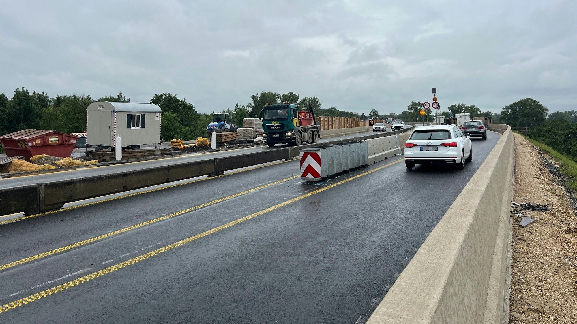 Eine Baustelle auf einer Autobahn, auf der vereinzelt PKW fahren
