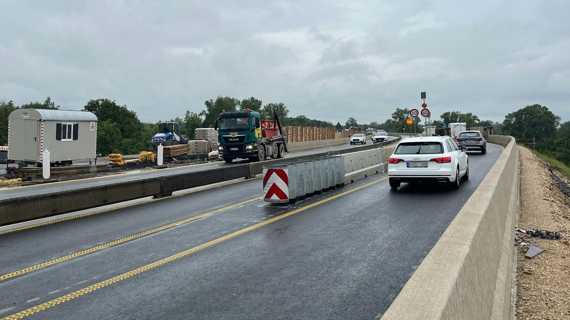 Die Deutsche Bahn hat neue Bauarbeiten am Autobahnkreuz Sankt Augustin-West angekündigt. Pendler müssen mit weiteren Einschränkungen rechnen.