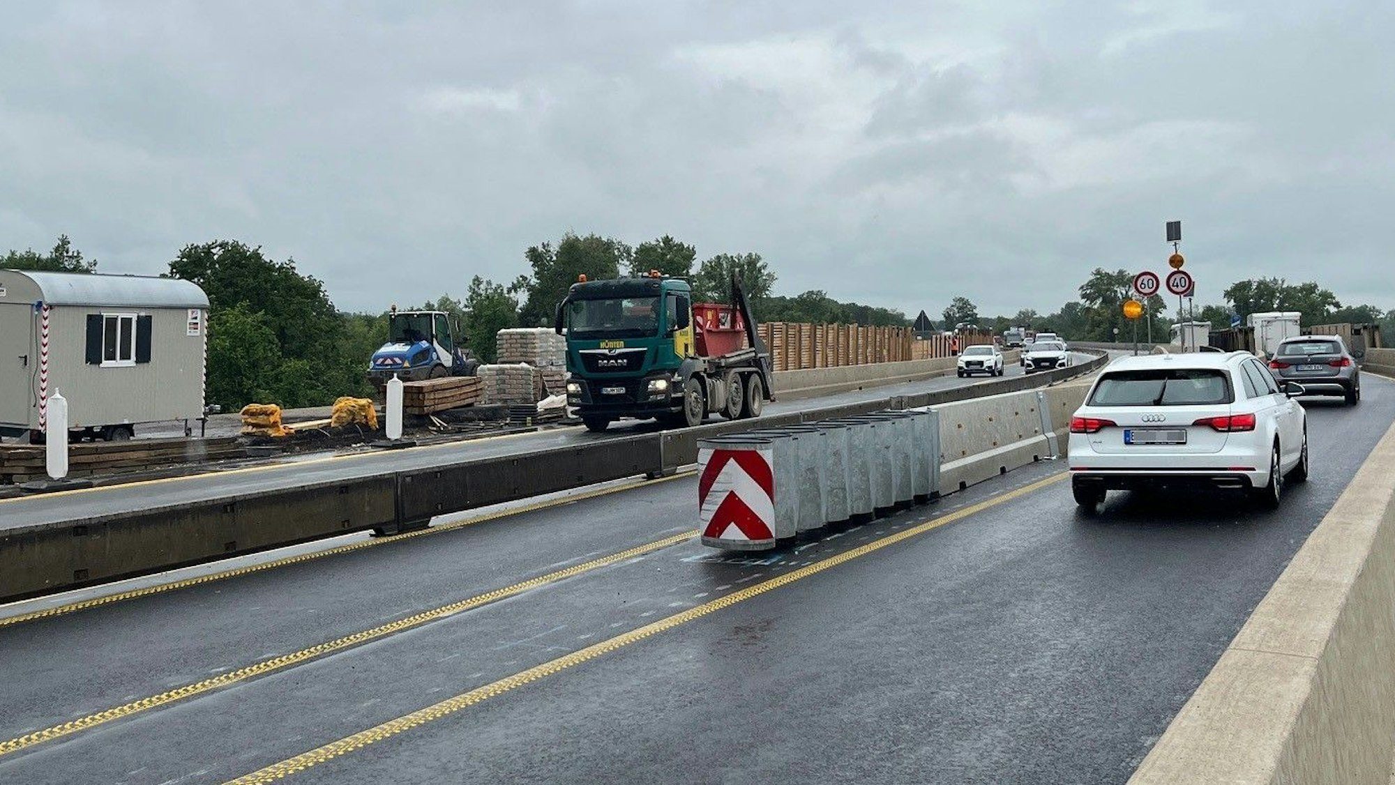 Die Deutsche Bahn hat neue Bauarbeiten am Autobahnkreuz Sankt Augustin-West angekündigt. Pendler müssen mit weiteren Einschränkungen rechnen.