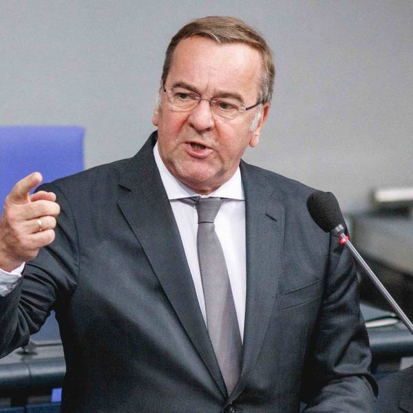 Boris Pistorius (SPD), Bundesminister der Verteidigung, spricht im Plenum des Deutschen Bundestages bei der Befragung der Regierung.