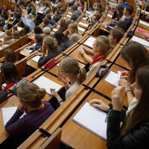 ARCHIV - 28.10.2015, Niedersachsen, Göttingen: Studenten und Studentinnen der Georg-August-Universität in Göttingen sitzen im Zentralen Hörsaalgebäude (ZHG) und verfolgen eine Vorlesung. (zu dpa: «Nun doch Bafög-Erhöhung») Foto: Swen Pförtner/dpa +++ dpa-Bildfunk +++