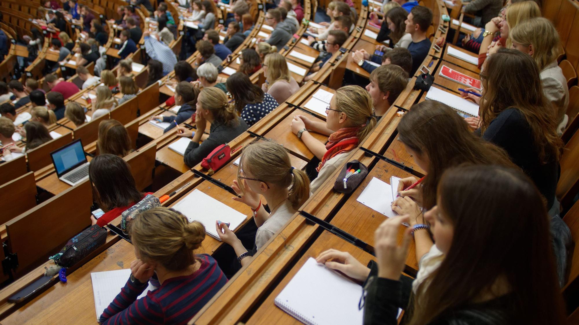 ARCHIV - 28.10.2015, Niedersachsen, Göttingen: Studenten und Studentinnen der Georg-August-Universität in Göttingen sitzen im Zentralen Hörsaalgebäude (ZHG) und verfolgen eine Vorlesung. (zu dpa: «Nun doch Bafög-Erhöhung») Foto: Swen Pförtner/dpa +++ dpa-Bildfunk +++