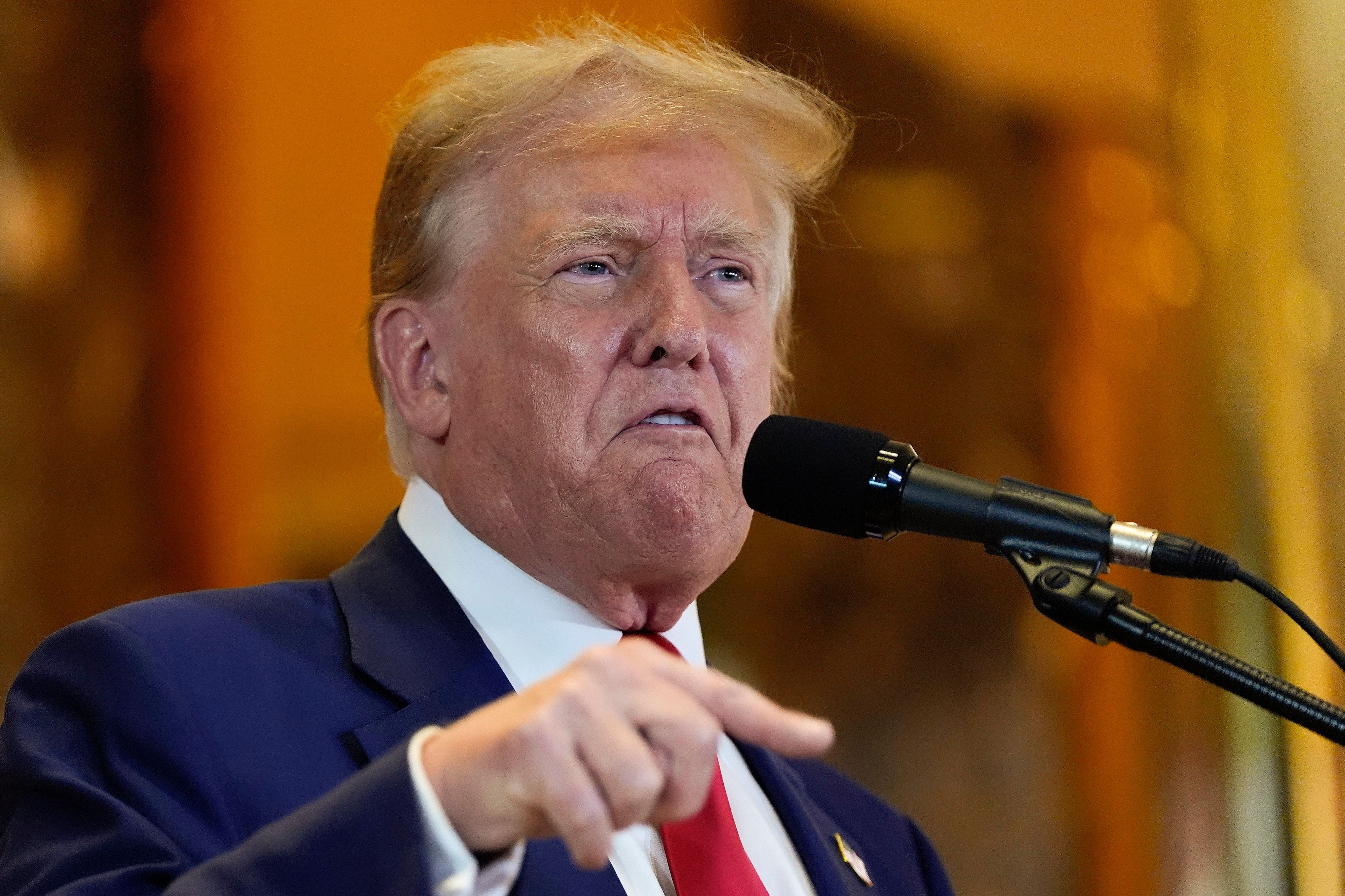 Der ehemalige US-Präsident Donald Trump spricht während einer Pressekonferenz im Trump Tower.