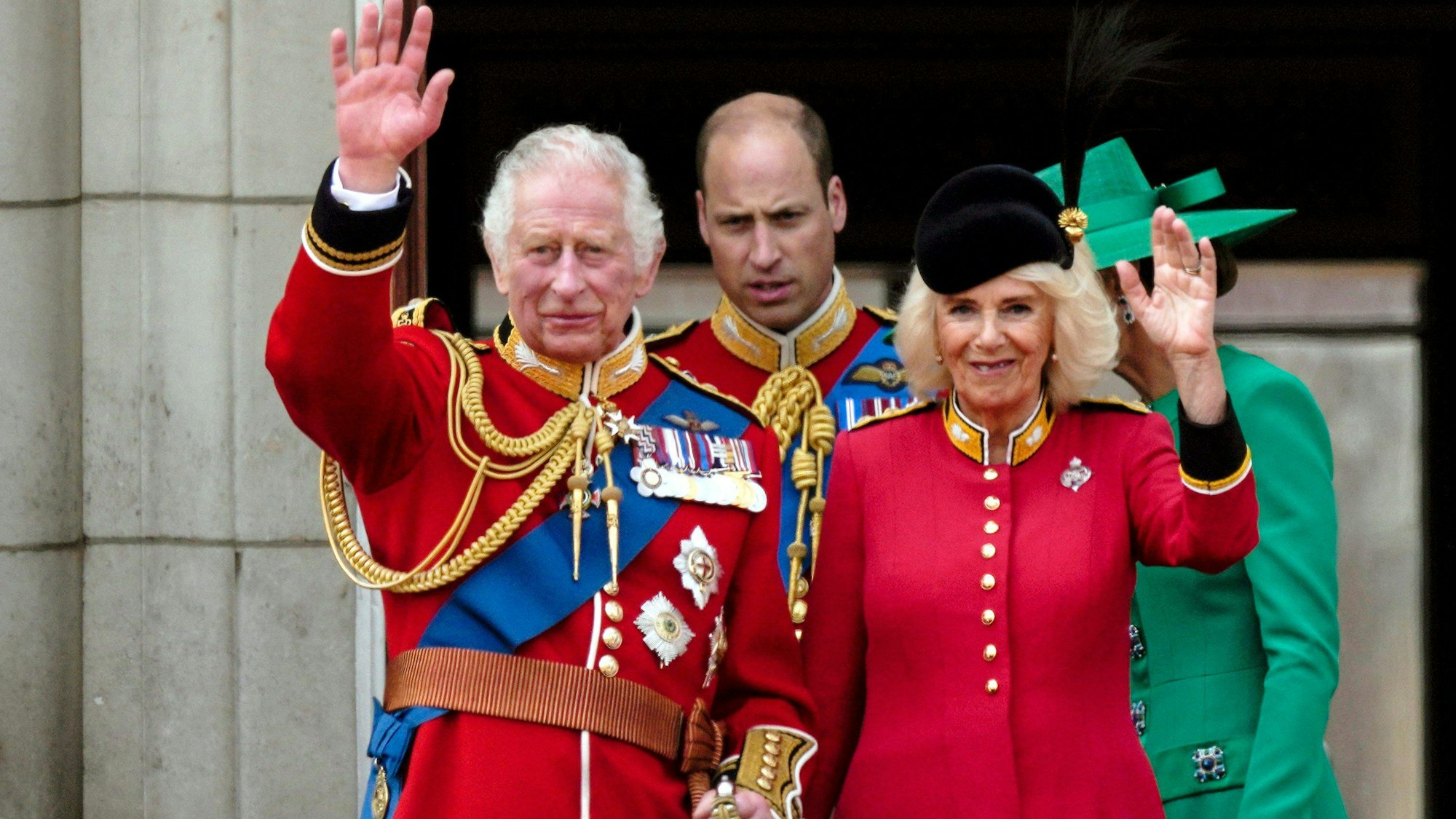 König Charles III. und Königin Camilla von Großbritannien grüßen die Menge vom Balkon des Buckingham Palace nach der „Trooping The Colour“-Parade.