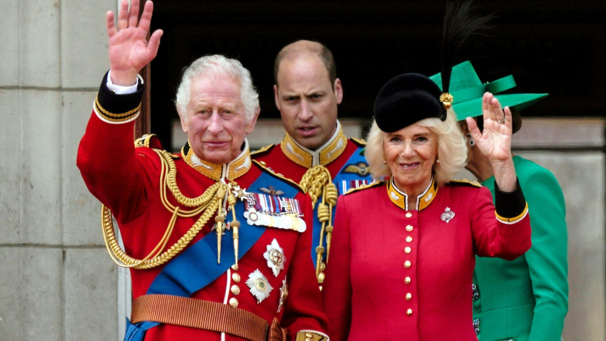 König Charles III. und Königin Camilla grüßen die Menge vom Balkon des Buckingham Palace.