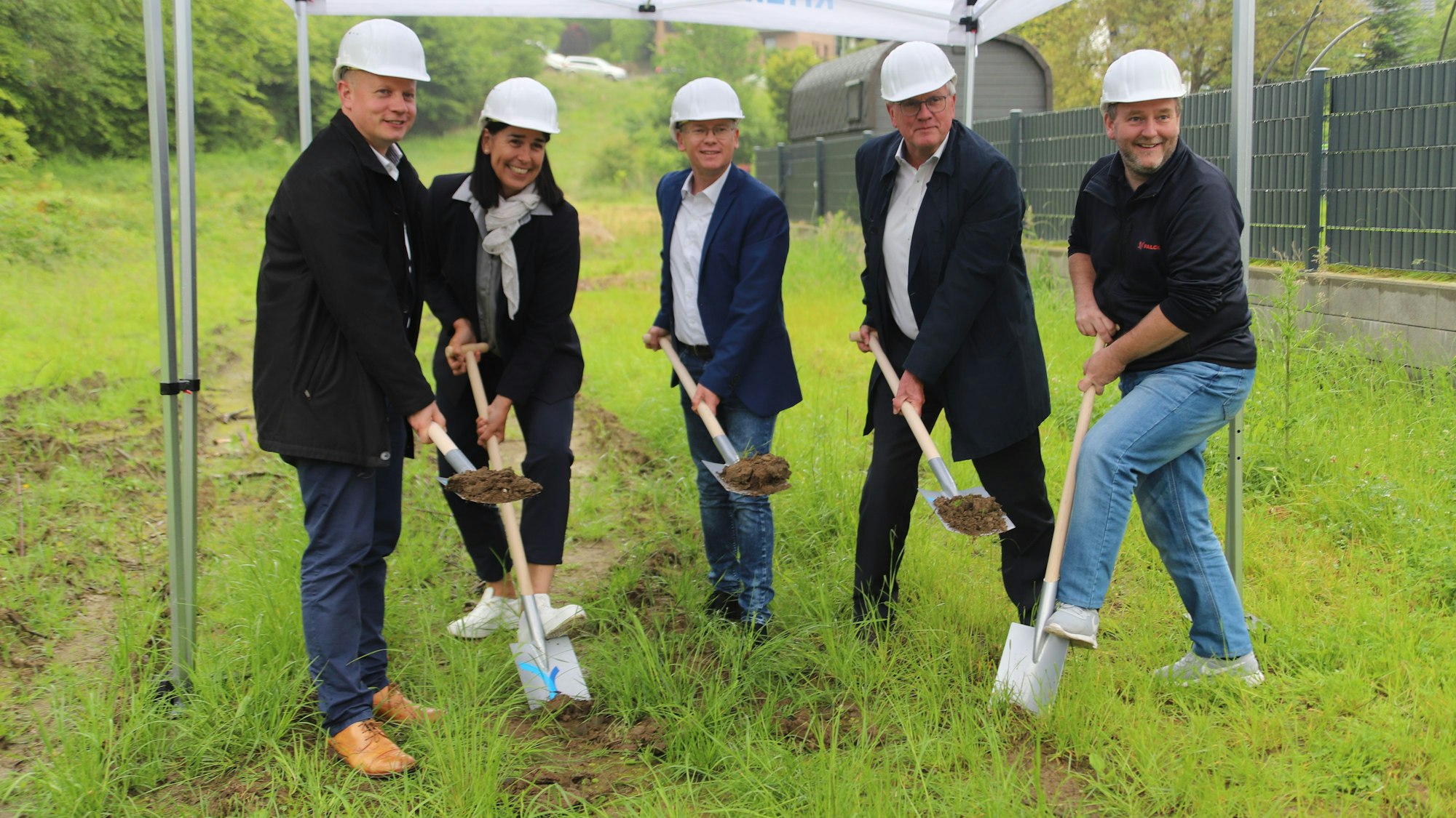 In Ruppichteroth-Schönenberg gab es den offiziellen Spatenstich für die neue Rettungswache des Rhein-Sieg-Kreises. V.l.: Dezernent für Bevölkerungsschutz, Dr. Michael Rudersdorf, Kreisdirektorin Svenja Uelhoven, Bürgermeister Mario Loskill, Landrat Sebastian Schuster, Bereichsleiter Falck Jörg Lütz