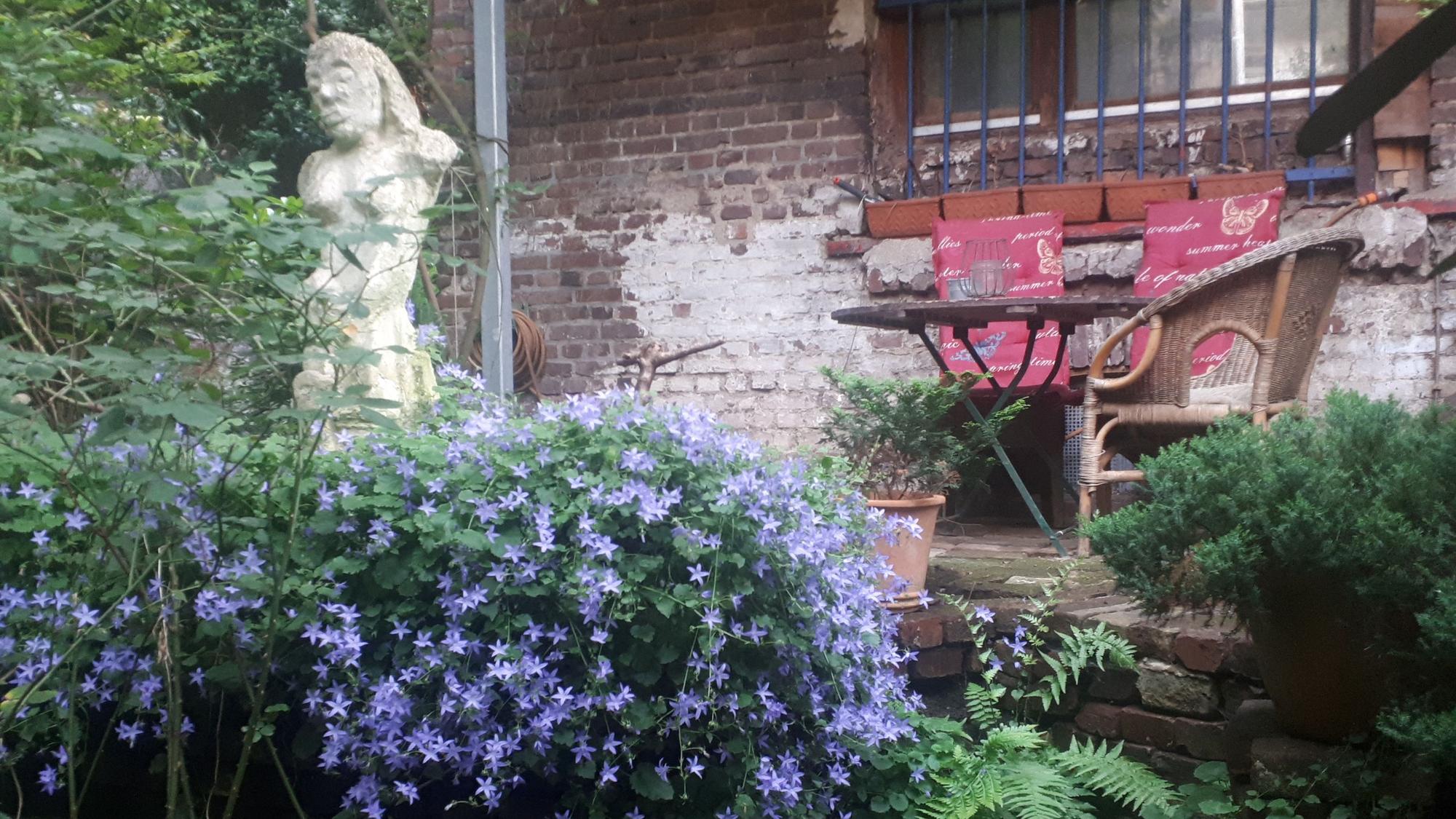 Künstler Günter LImburg hegt und pflegt seinen Garten im Innenhof hinter seinem Atelier