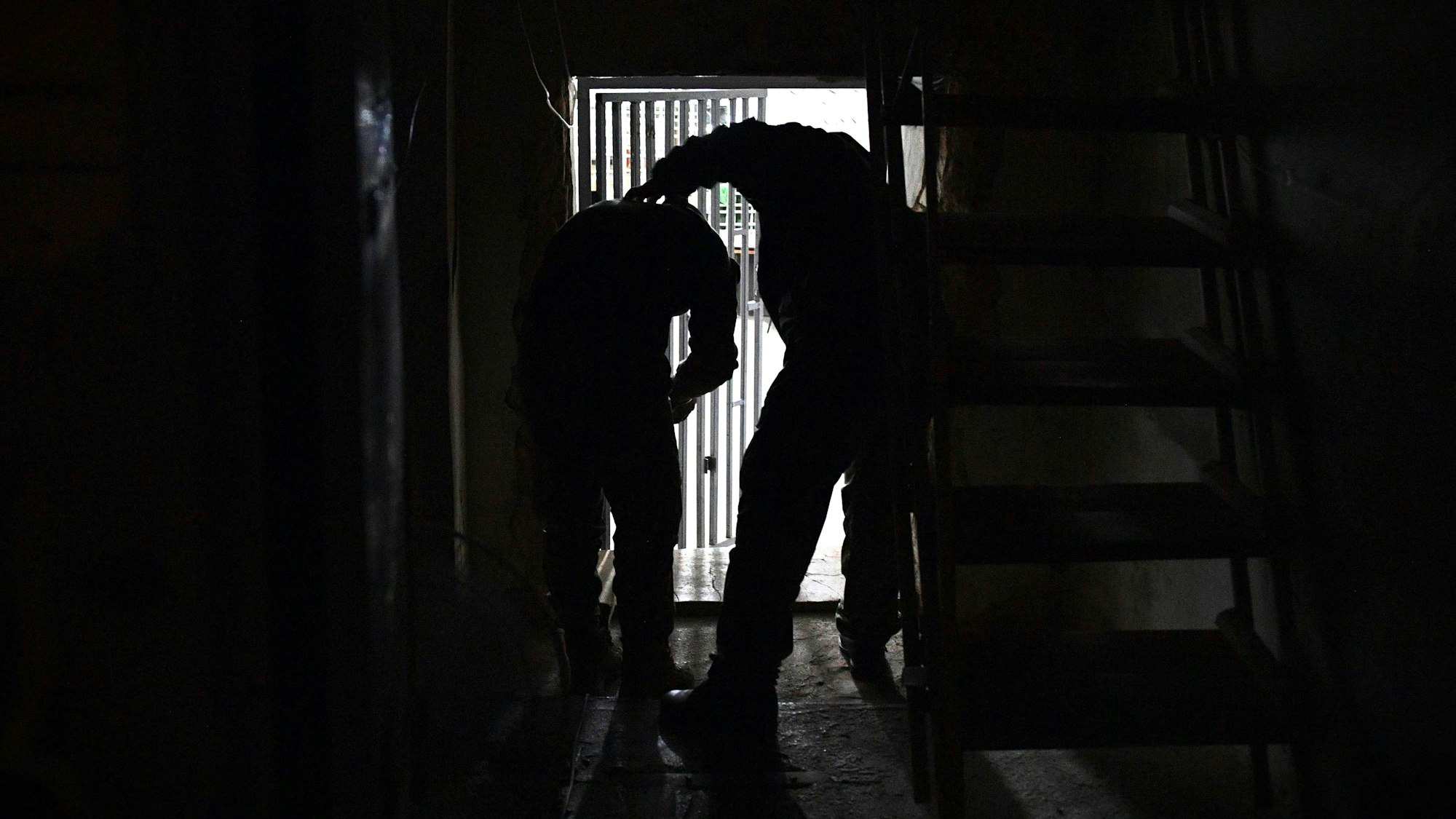 Auf diesem Foto einer russischen Nachrichtenagentur wird ein ukrainischer Häftling von einem russischen Soldaten abgeführt. (Archivbild)