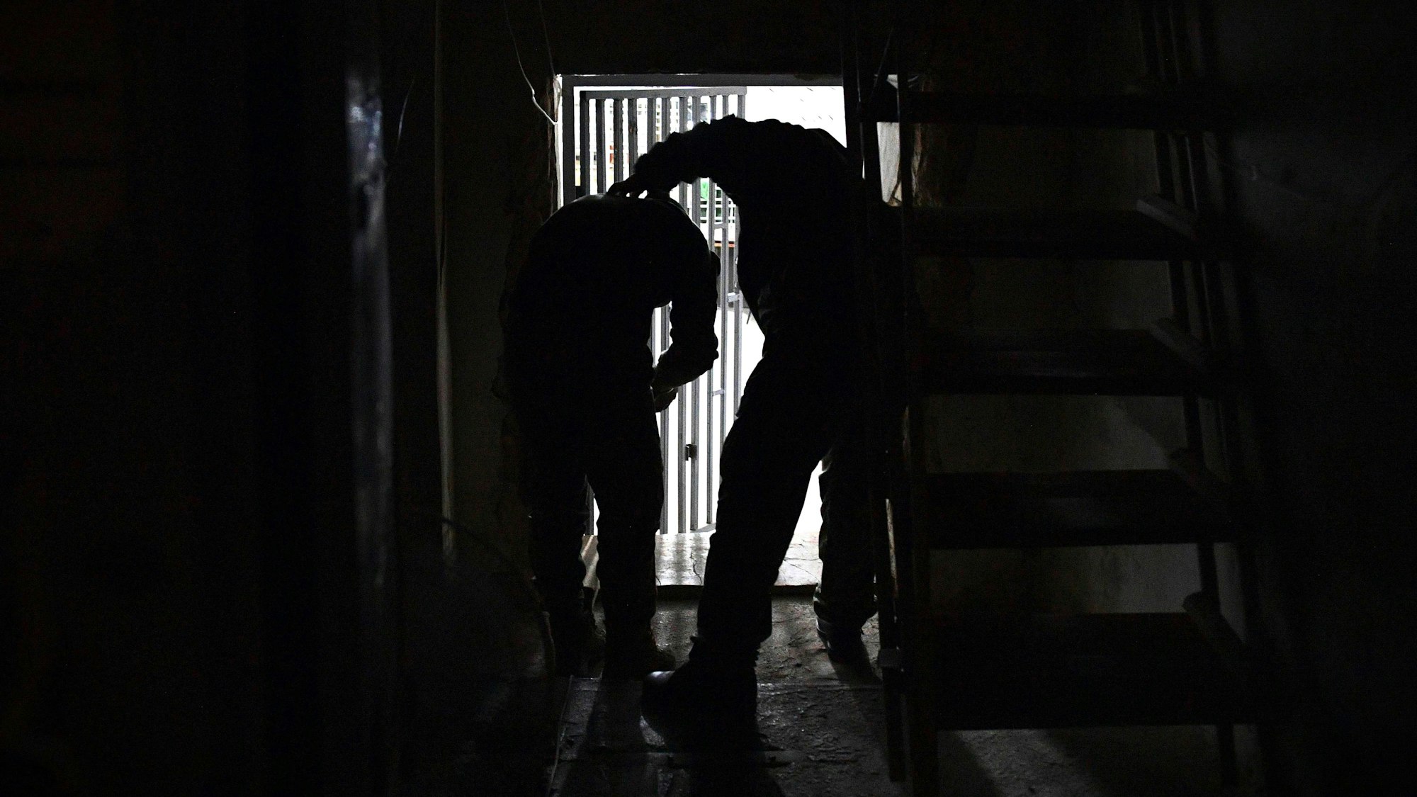 Auf diesem Foto einer russischen Nachrichtenagentur wird ein ukrainischer Häftling von einem russischen Soldaten abgeführt. (Archivbild)