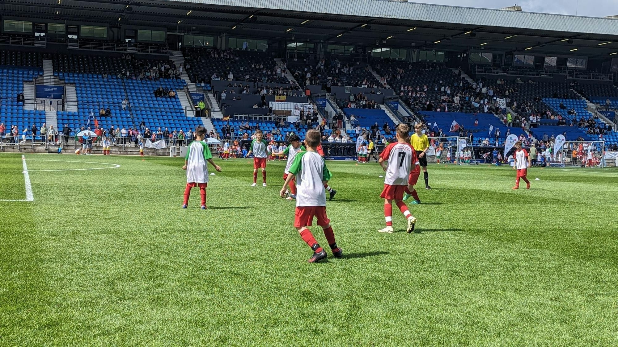 Kinder der Kölner James-Krüss-Gemeinschaftsgrundschule auf dem Rasen des Ruhrstadions in Bochum.