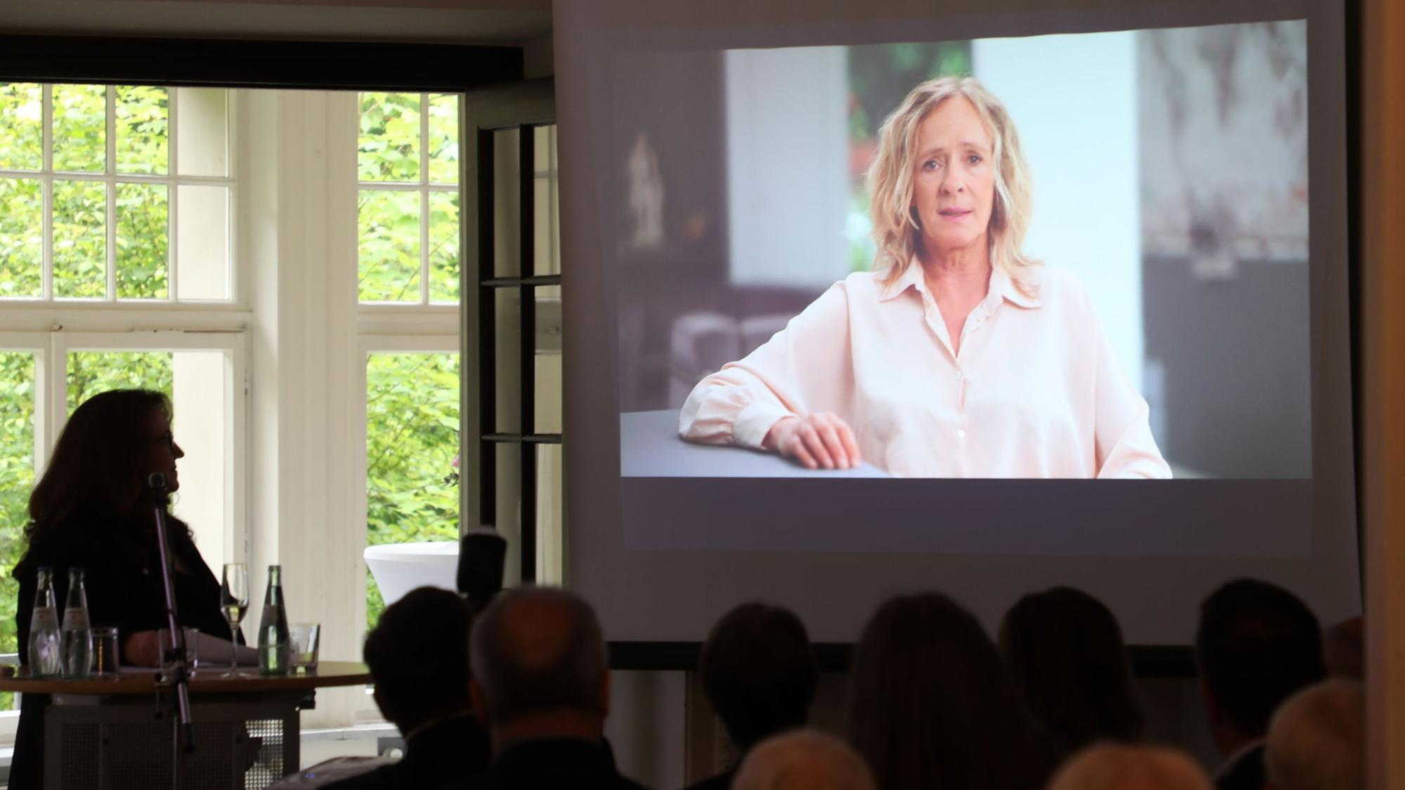 Auf einer Leinwand ist Isabella Neven DuMont zu sehen.