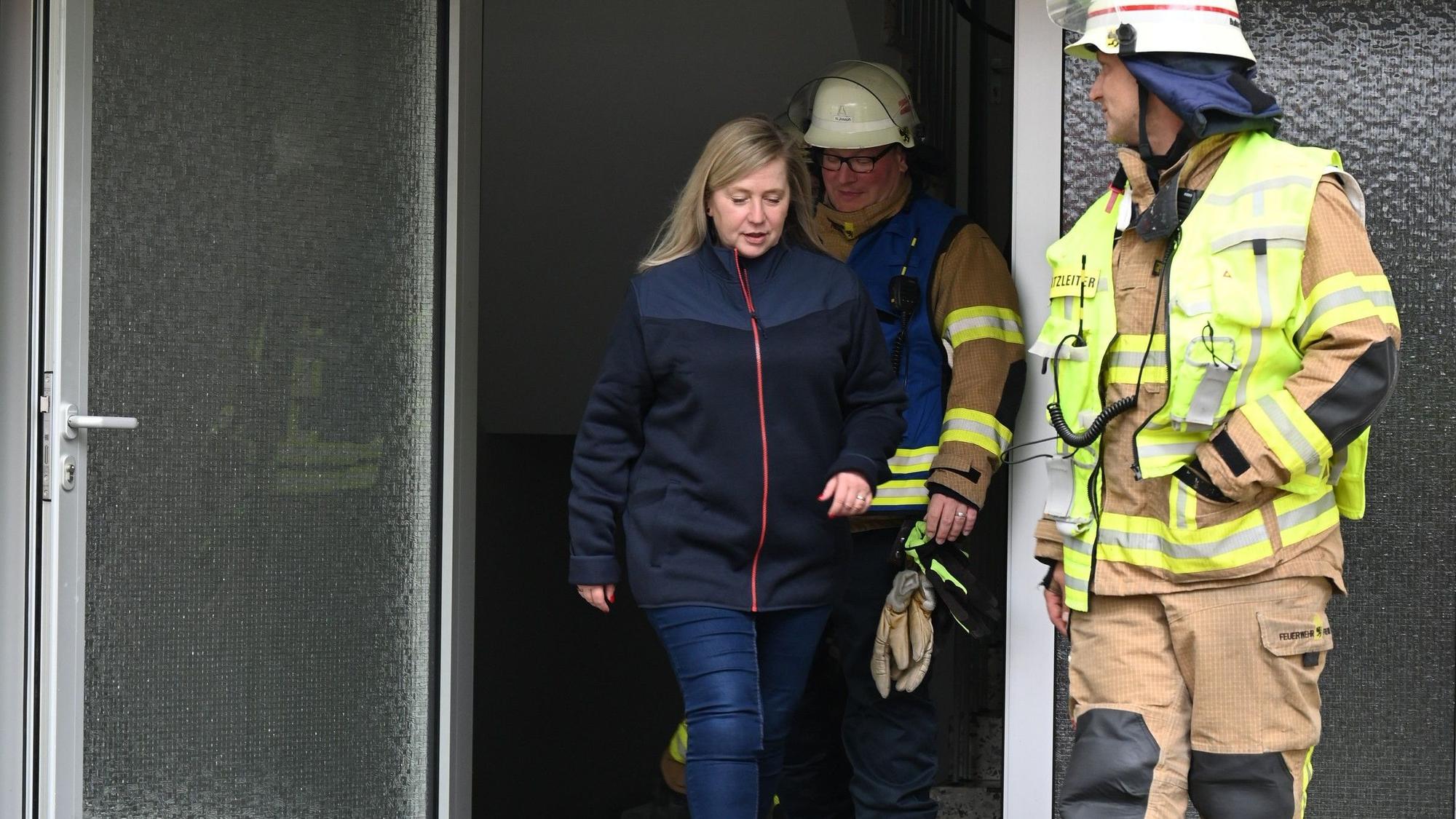 Auf dem Foto ist Bürgermeisterin Susanne Stupp mit Feuerwehrmännern zu sehen.