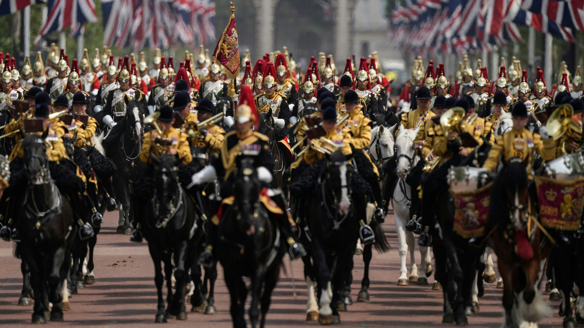 Soldaten reiten bei der „Trooping the Colour“-Parade auf der Prachtmeile „The Mall“.