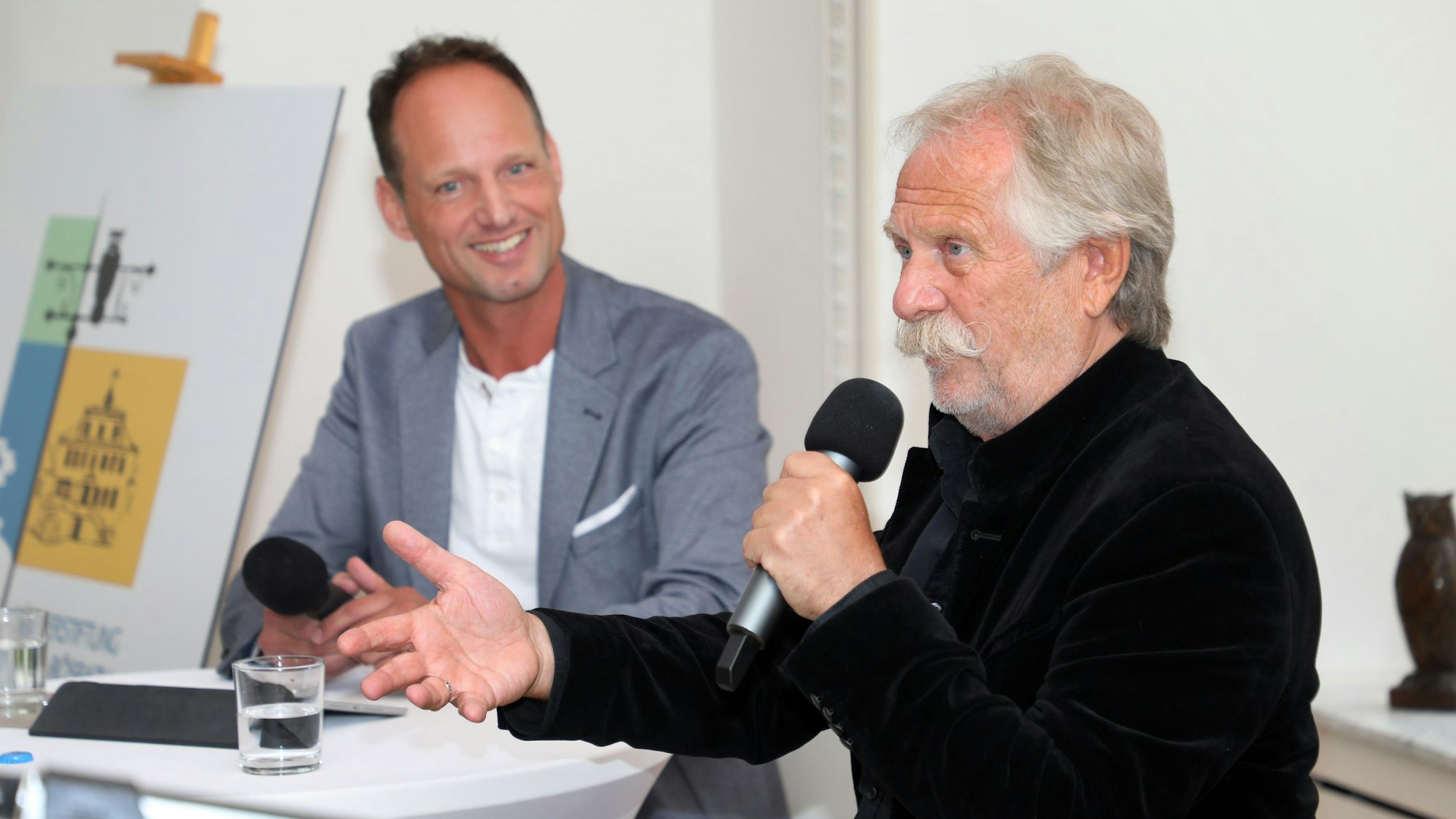 Ex-Frontmann der Höhner, Henning Krautmacher (r.), spricht mit Journalist, Prisma-Chefredakteur und Bürgerstiftungsvorstandsmitglied Stephan Braun.