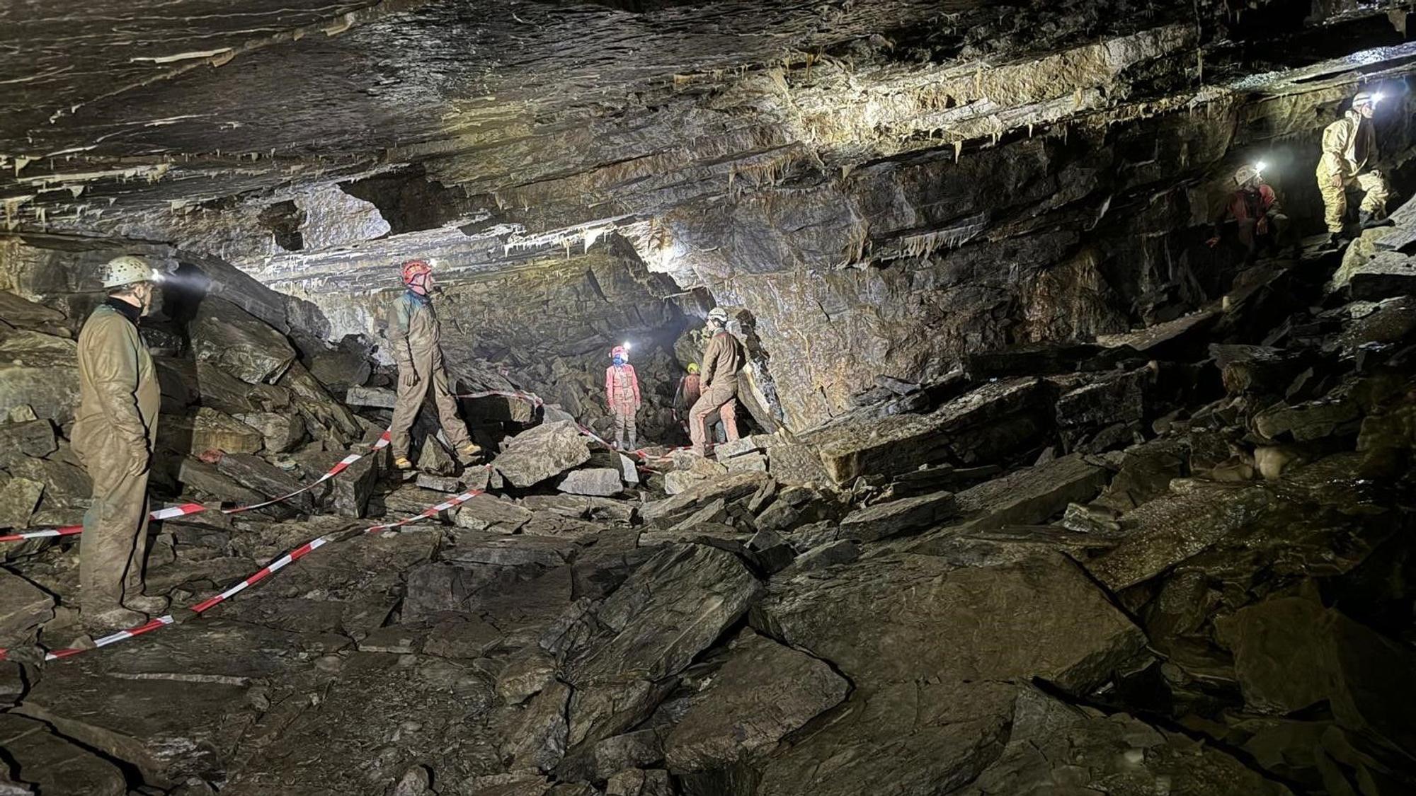 Der Pfingstdom im Hackerloch, einer Höhle im Klutertberg bei Ennepetal.