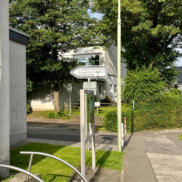 Hinweisschild auf die Ernst-Moritz-Arndt-Schule in Hilgen