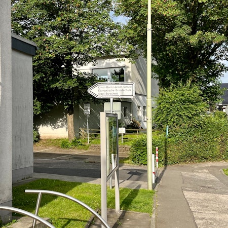 Hinweisschild auf die Ernst-Moritz-Arndt-Schule in Hilgen