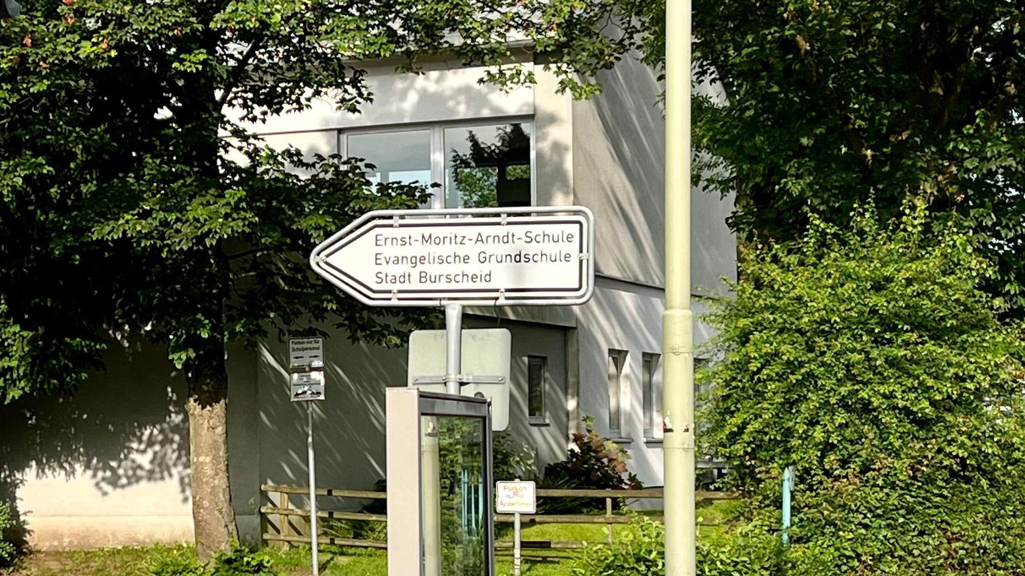 Hinweisschild auf die Ernst-Moritz-Arndt-Schule in Hilgen