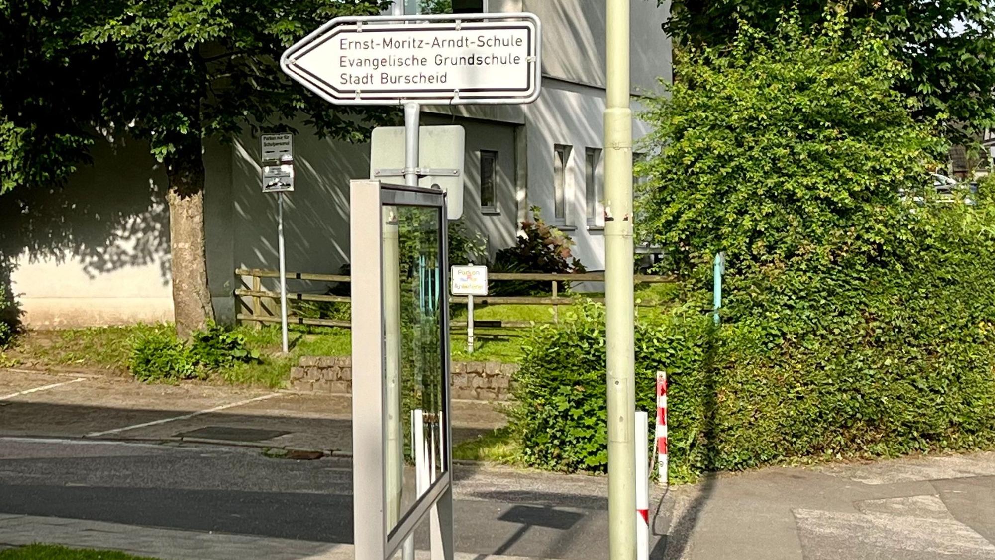 Hinweisschild auf die Ernst-Moritz-Arndt-Schule in Hilgen
