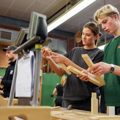 Ausbildungscampus der Handwerkskammer in Köln. Die Auszubildenden Viviane Falke und Lutz Schumacher in der Holzwerkstatt.