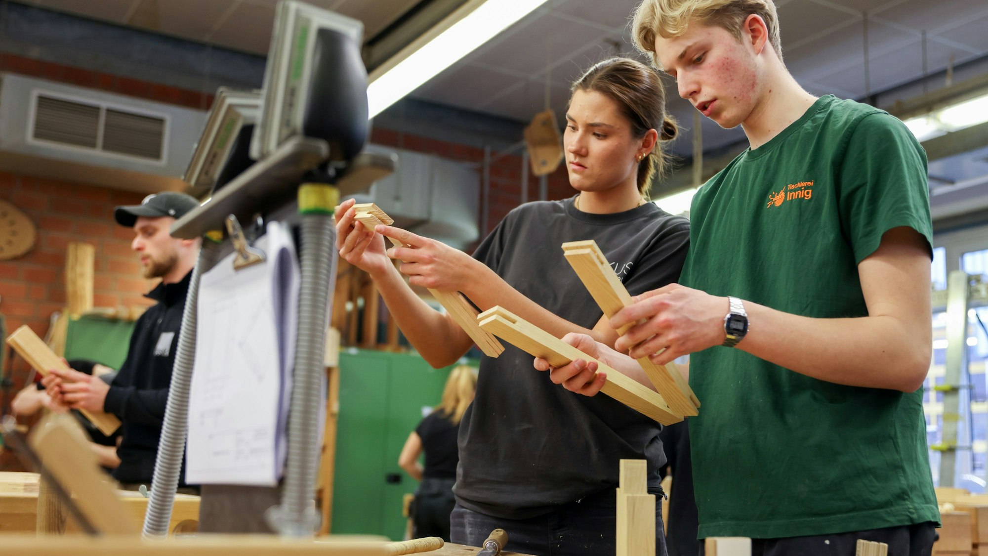 Ausbildungscampus der Handwerkskammer in Köln. Die Auszubildenden Viviane Falke und Lutz Schumacher in der Holzwerkstatt.