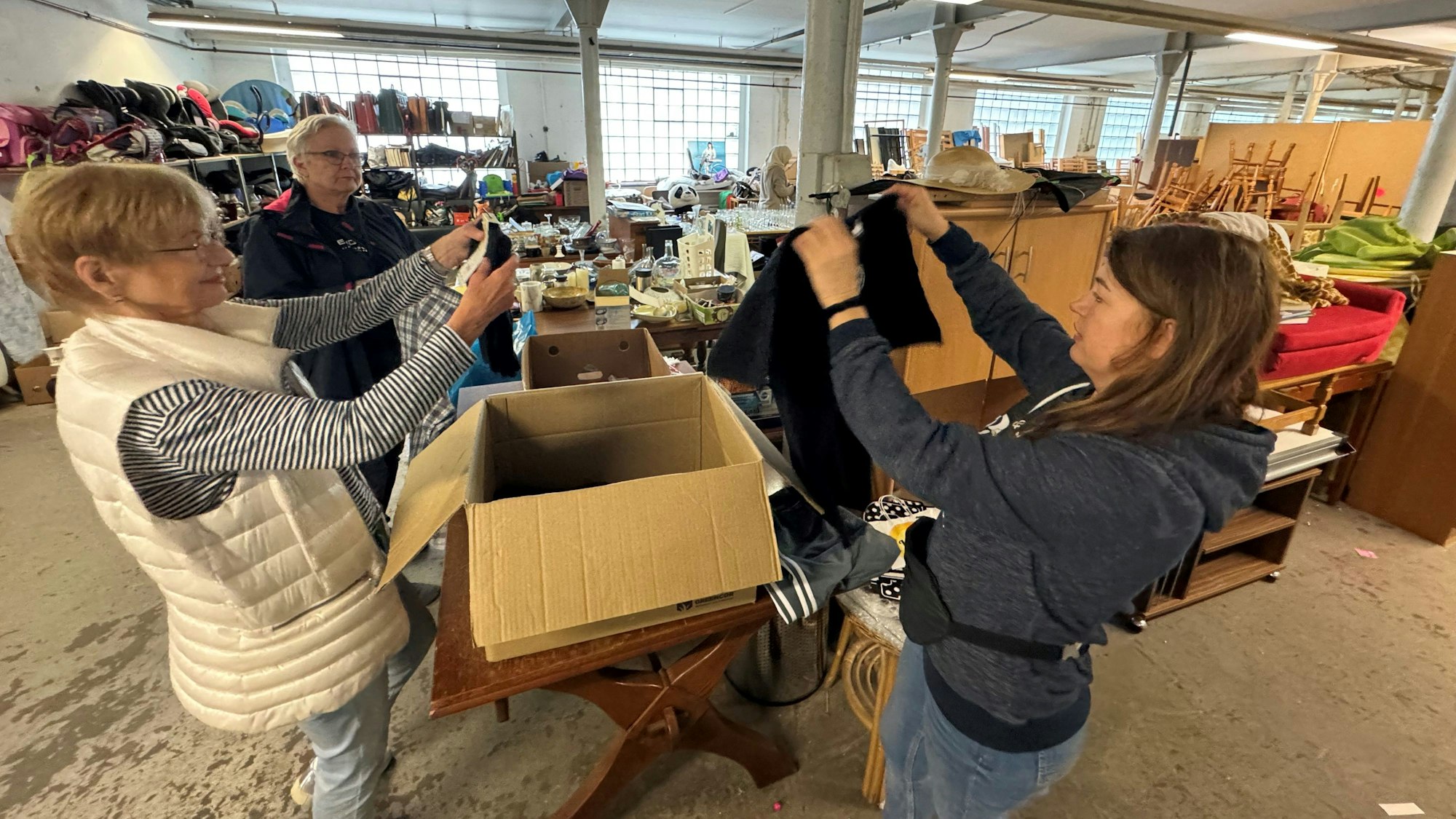 Ehrenamtliche Helferinnen der Flüchtlingshilfe Engelskirchen sortieren Spenden im Lager in der Alten Bücherfabrik in Engelskirchen-Ründeroth.
