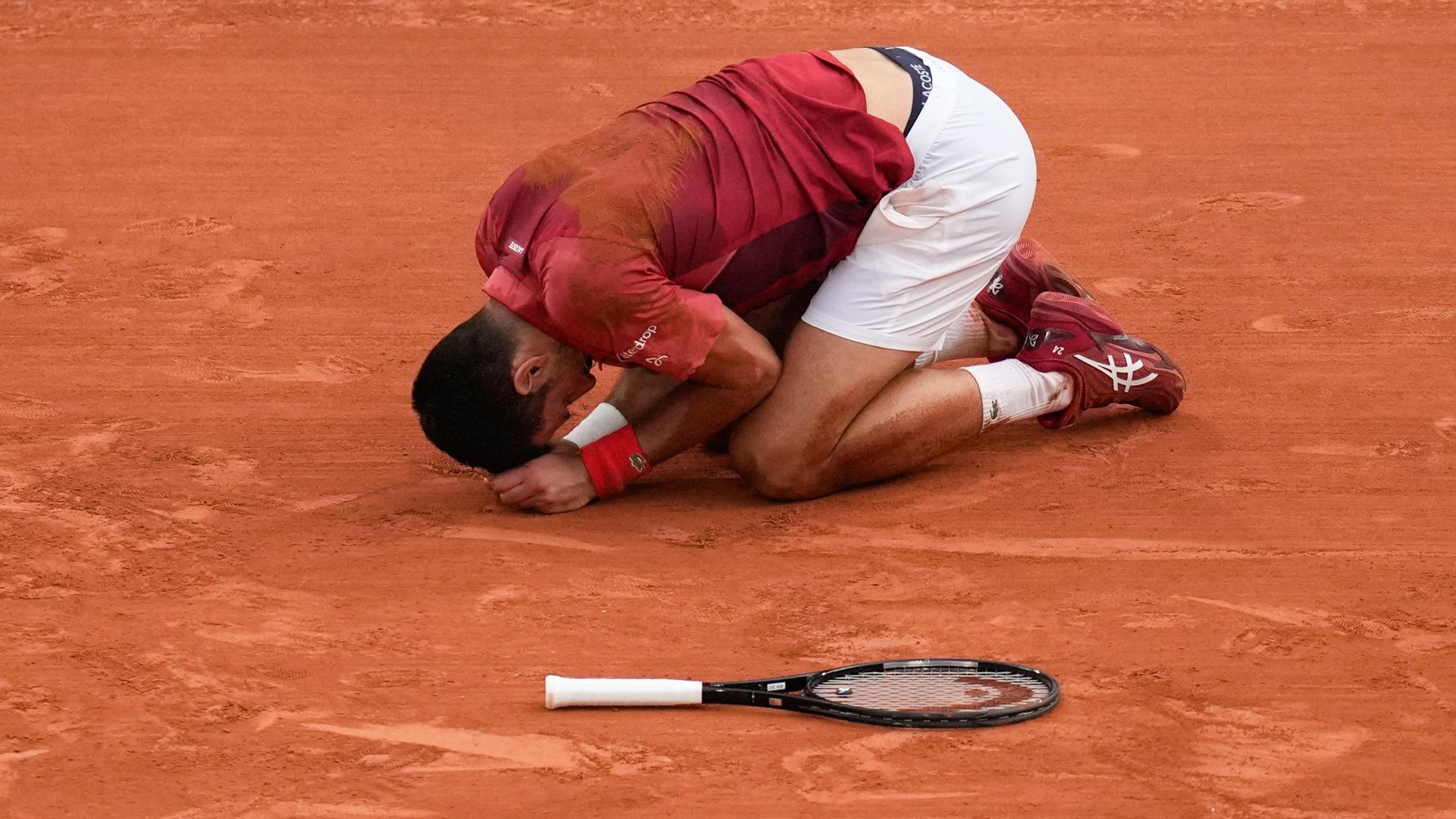 Der serbische Tennisspieler Novak Djokovic rutscht während seines Viertrundenspiels bei den French Open gegen den Argentinier Francisco Cerundolo aus.