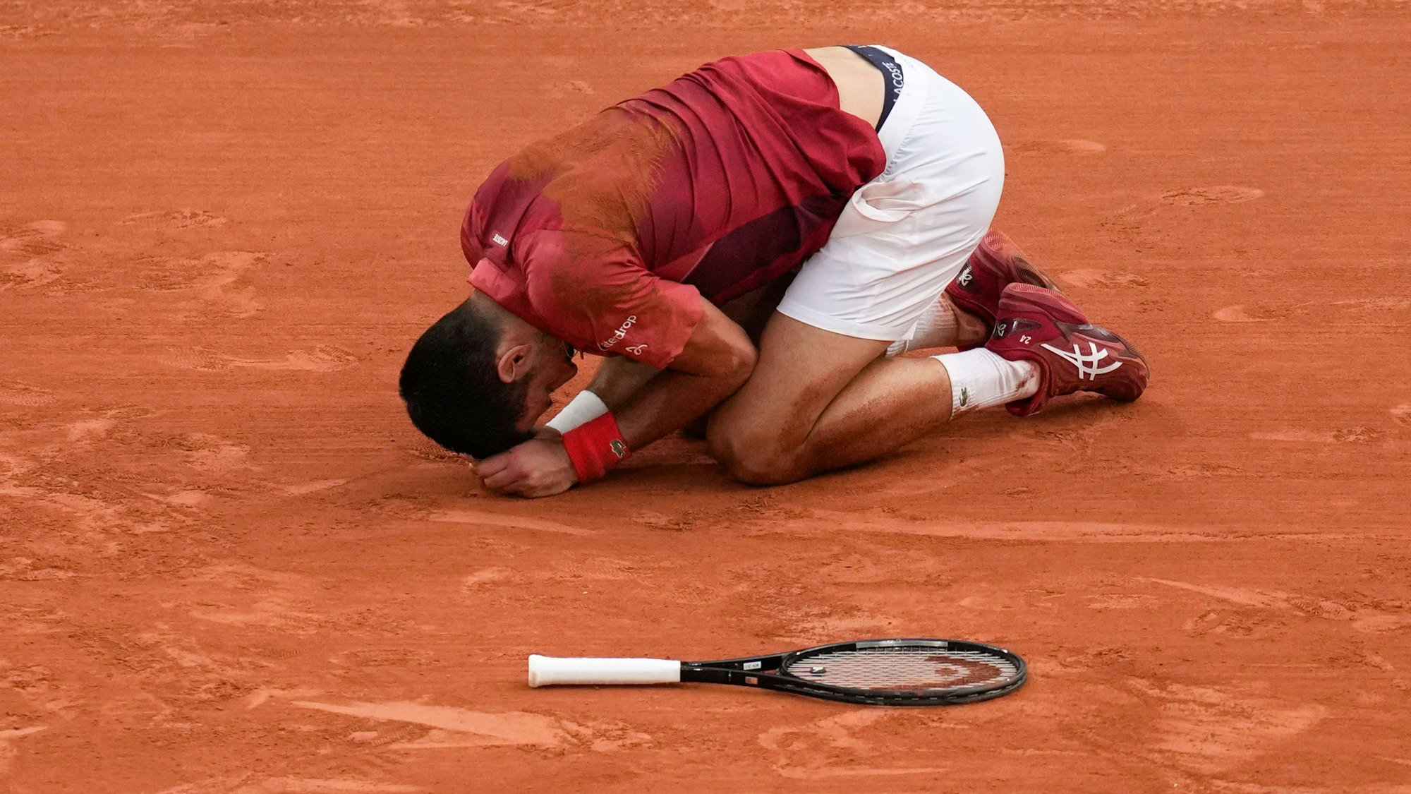 Der serbische Tennisspieler Novak Djokovic rutscht während seines Viertrundenspiels bei den French Open gegen den Argentinier Francisco Cerundolo aus.