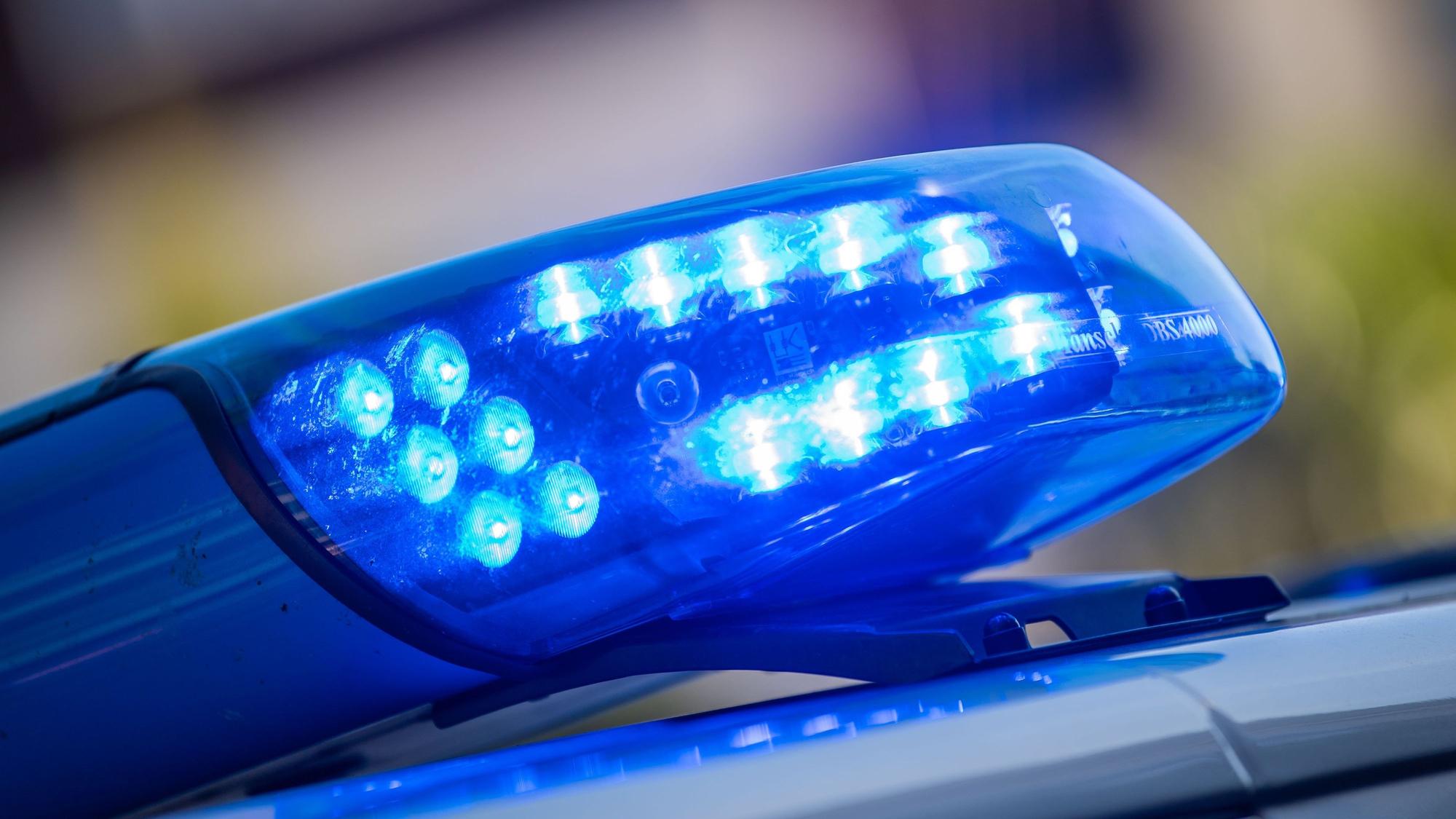 Ein Blaulicht ist auf dem Dach eines Polizeifahrzeugs zu sehen.