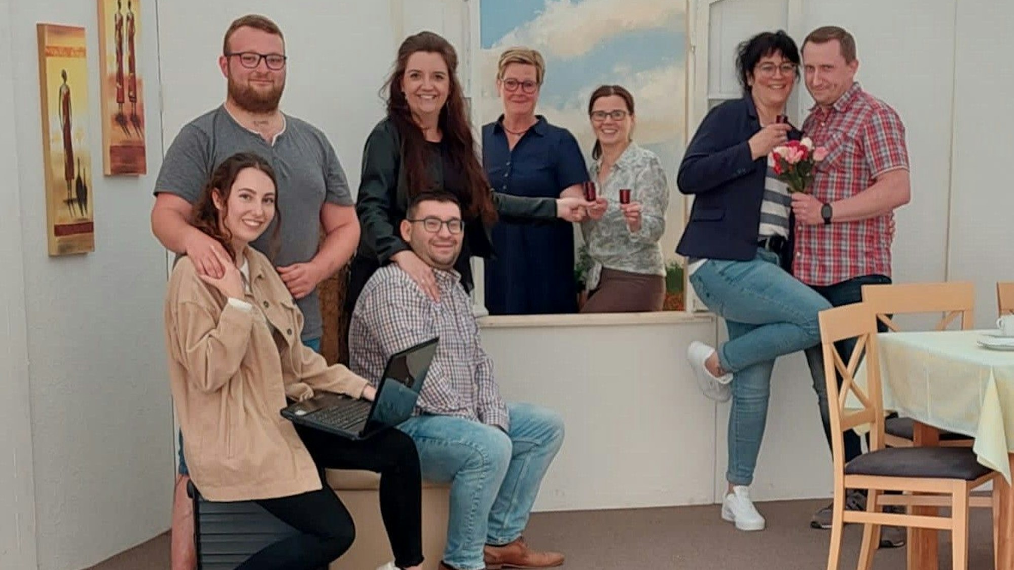 Die Schauspieler der Spielschar Rescheid posieren für ein Foto.