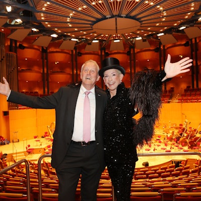Zwei Männer stehen in der Philharmonie mit der Bühne im Rücken.