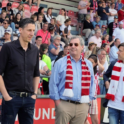 Christian Keller mit FC-Präsident Werner Wolf und Vize Carsten Wettich.