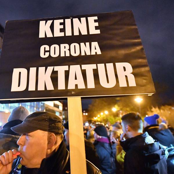 „Keine Corona Diktatur“ steht auf dem Plakat, das ein Mann bei einer Demonstration im Jahr 2022 vor dem Thüringer Landtag in den Händen hält. In Thüringen hatte das Kabinett am Vortag beschlossen, in vielen Bereichen des öffentlichen Lebens eine 2G-Pflicht einzuführen. 2G bedeutet, dass dort nur noch geimpfte oder von einer Covid-19-Erkrankung genesene Menschen Zutritt haben. +++ dpa-Bildfunk +++
