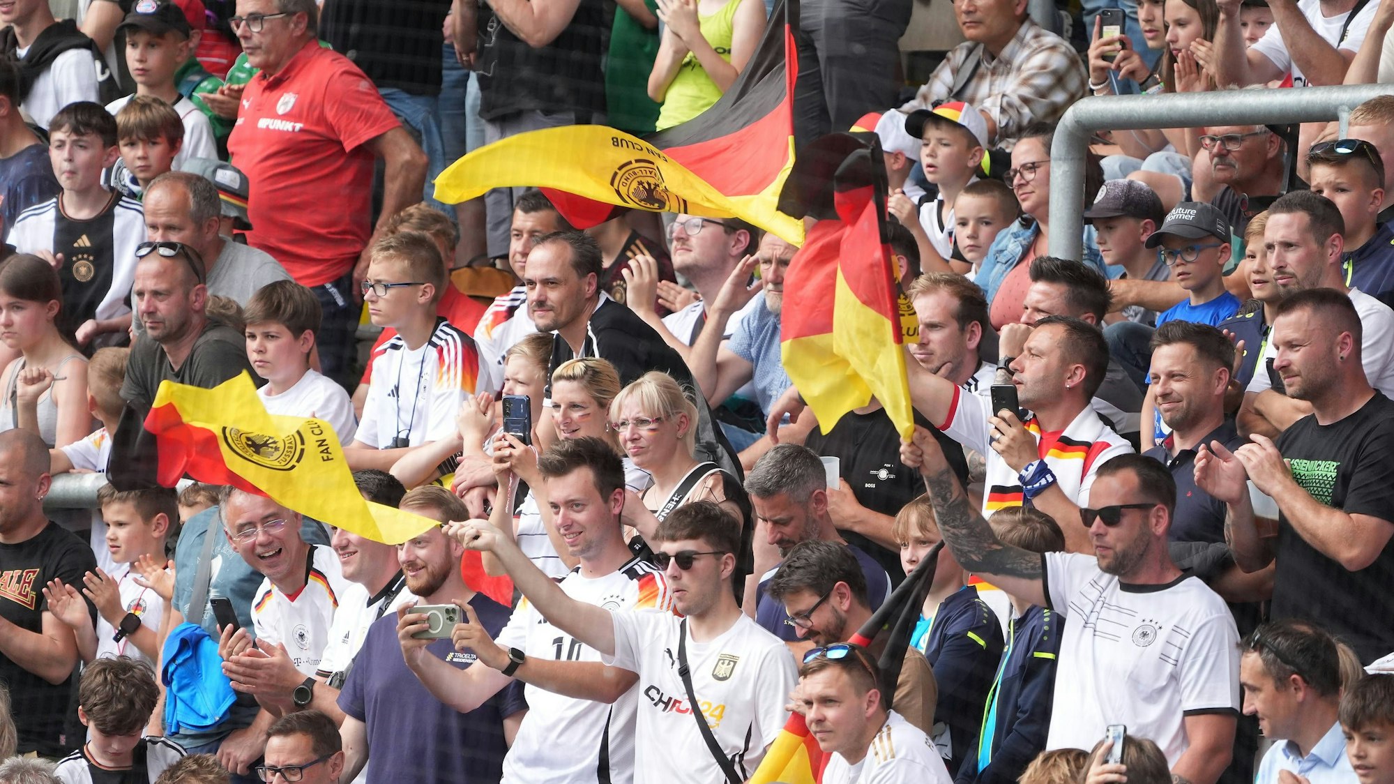 Fans verfolgen im Ernst-Abbe-Stadion ein öffentliches Trainingslager der Deutschen Nationalmannschaft zur EM-Vorbereitung.