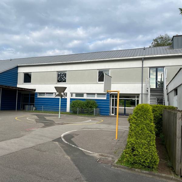 Blick auf die Rückseite der Ernst-Moritz-Arndt-Schule in Hilgen
