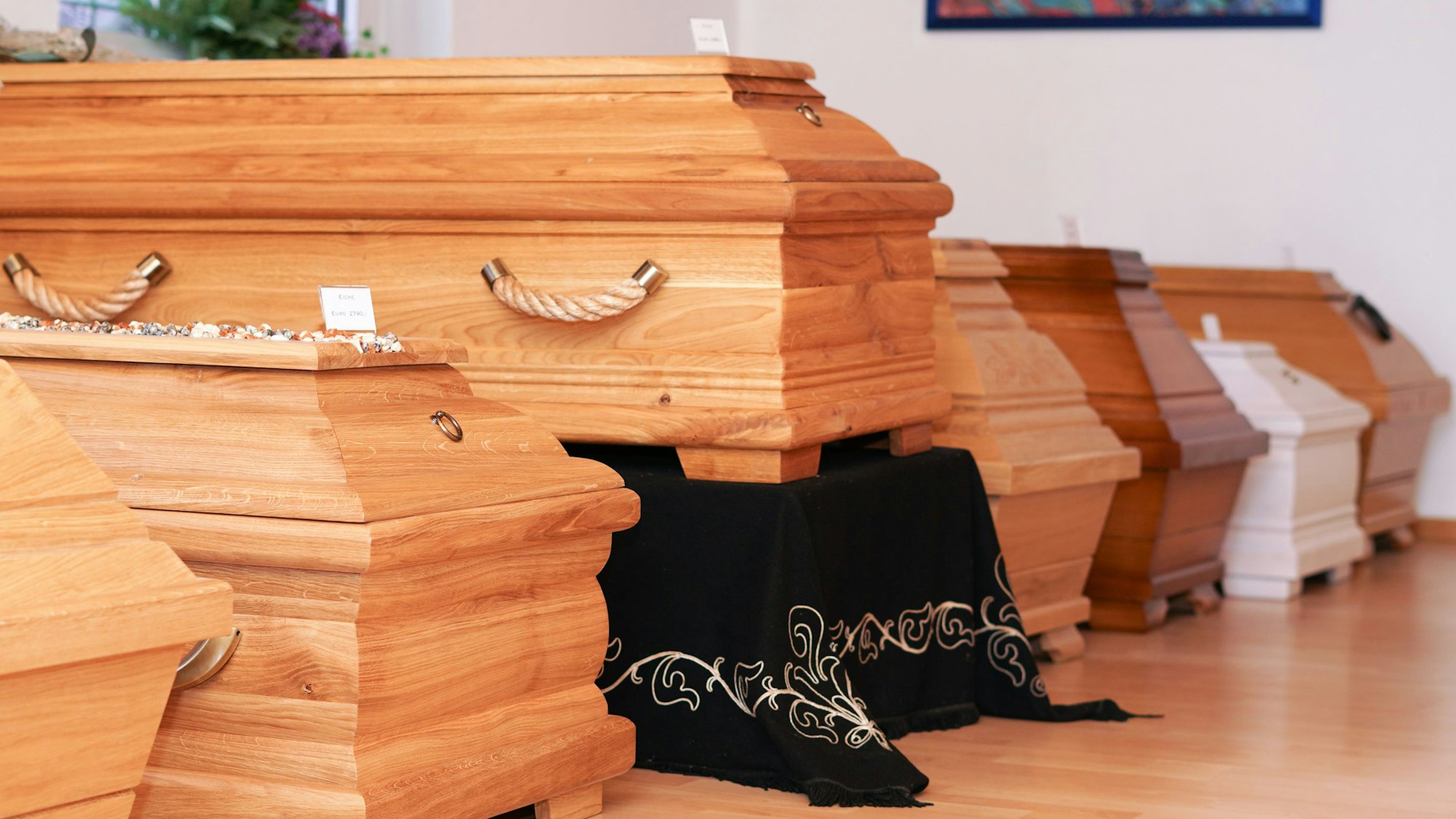 Särge in einem Bestattungsinstitut