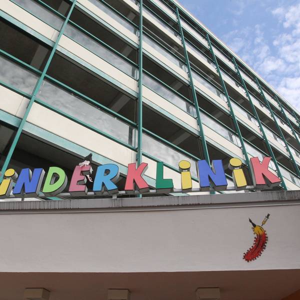 Operation in der Kinderklinik Asklepios in Sankt Augustin mit Dr. Micha Langendörfer, Chefarzt Orthopadie, der einem 11-jährigen Mädchen einen Nagel zur Stabilisation des Schienbeins einsetzt.