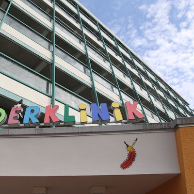 Operation in der Kinderklinik Asklepios in Sankt Augustin mit Dr. Micha Langendörfer, Chefarzt Orthopadie, der einem 11-jährigen Mädchen einen Nagel zur Stabilisation des Schienbeins einsetzt.