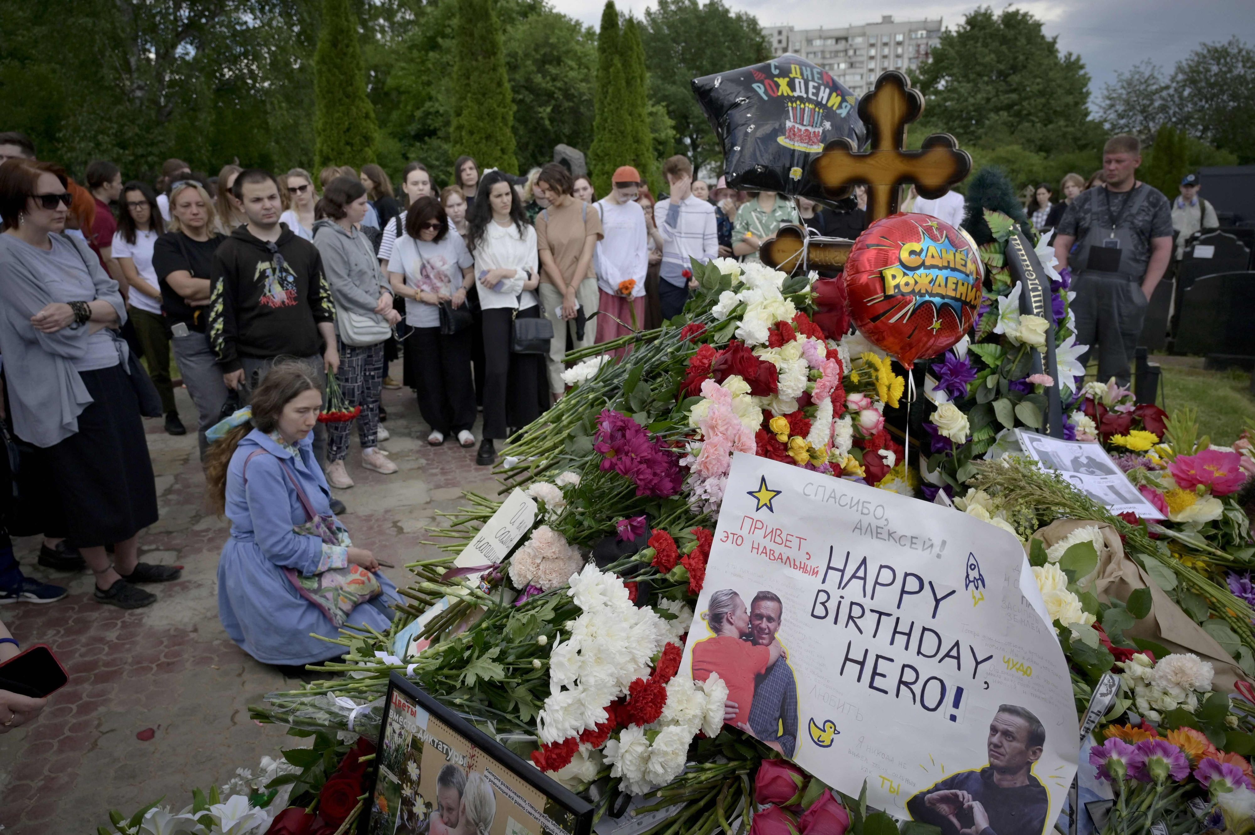 Gedenkfeier am Gran von Alexej Nawalny in Moskau, bevor die Veranstaltung von Sicherheitskräften gestürmt wurde.