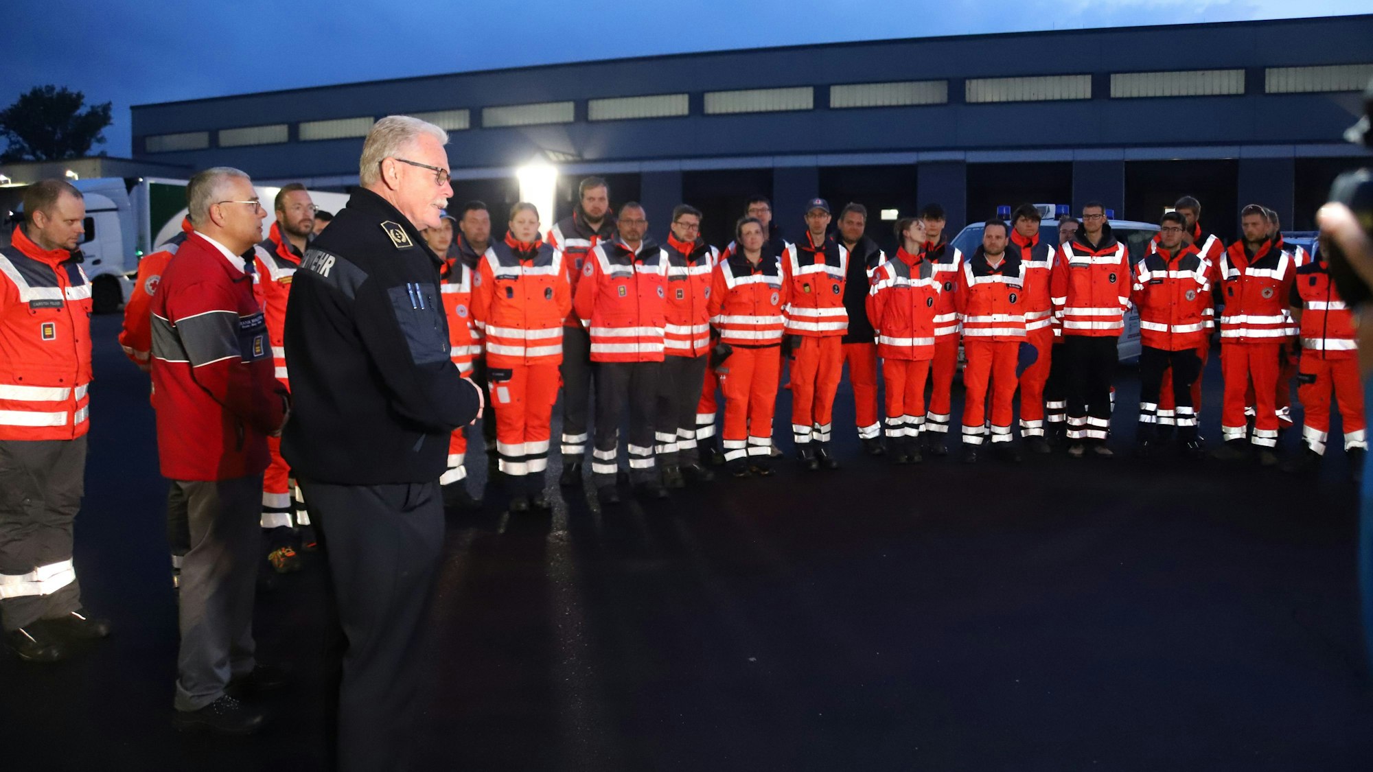 Kreisbrandmeister Stefan Gandelau bedankt sich bei den Einsatzkräften.