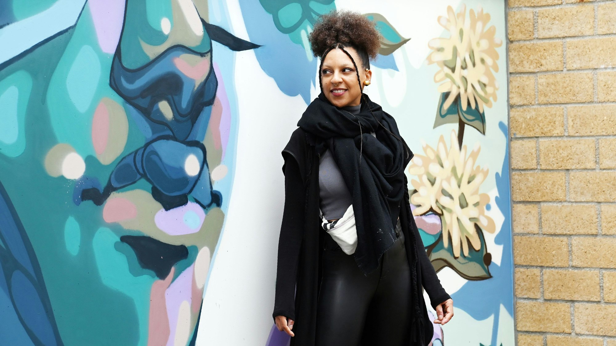 Künstlerin Lilee Imperator vor dem neuen Kunstwerk am Firmensitz von MCM Klosterfrau in der Gereonsmühlengasse.